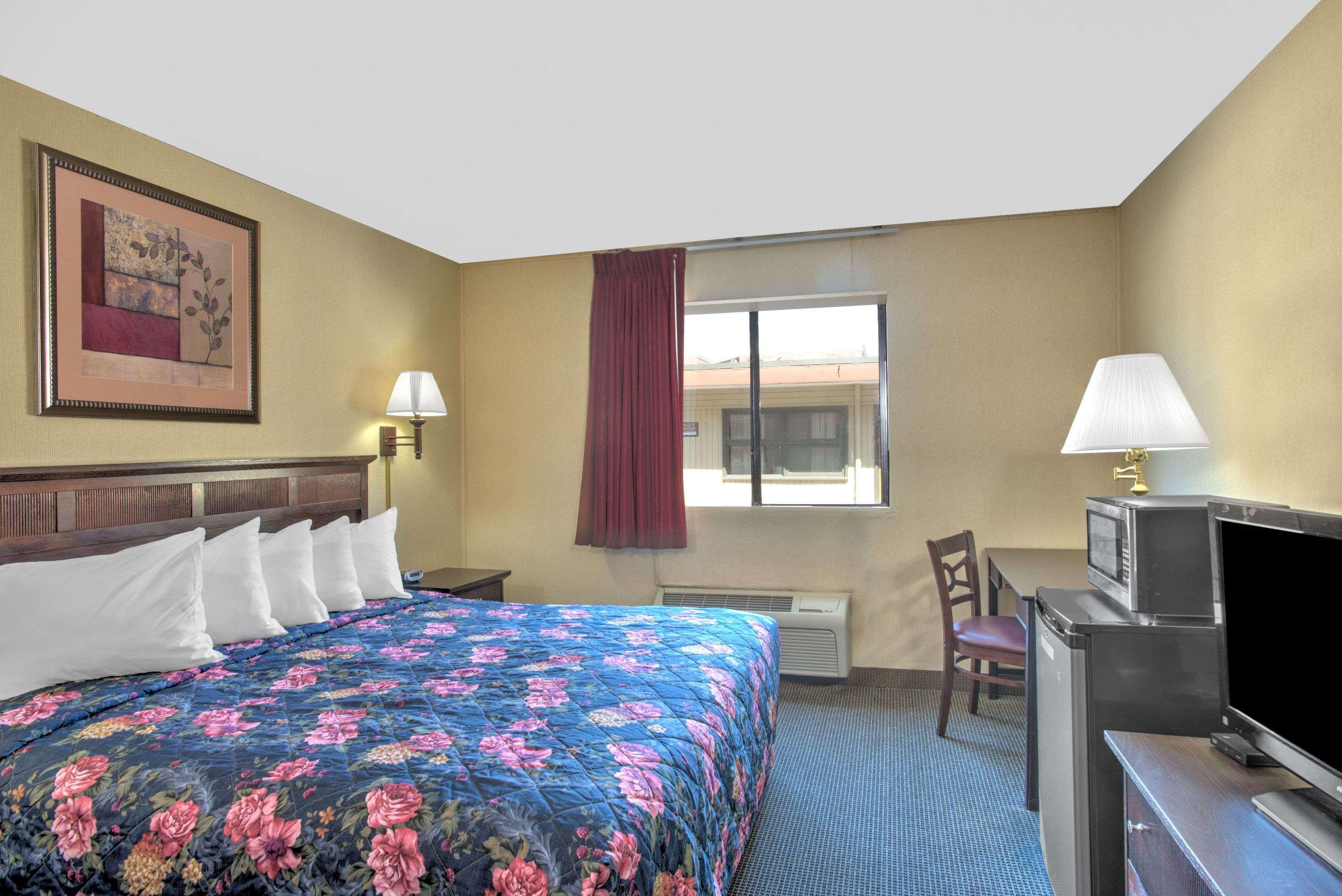 Days By Wyndham Auburn/finger Lakes Region 2*