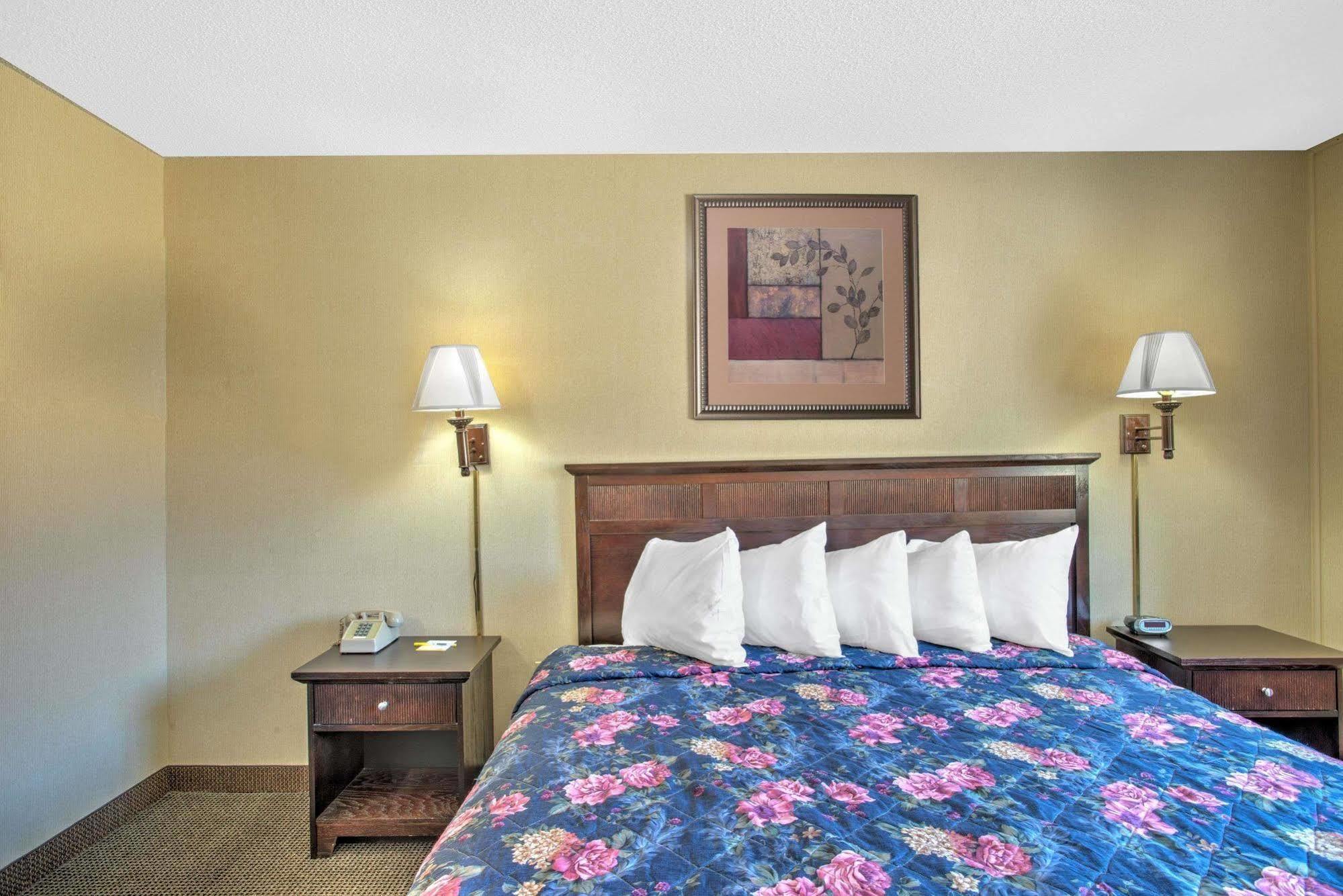 Days By Wyndham Auburn/finger Lakes Region Hotel 2*